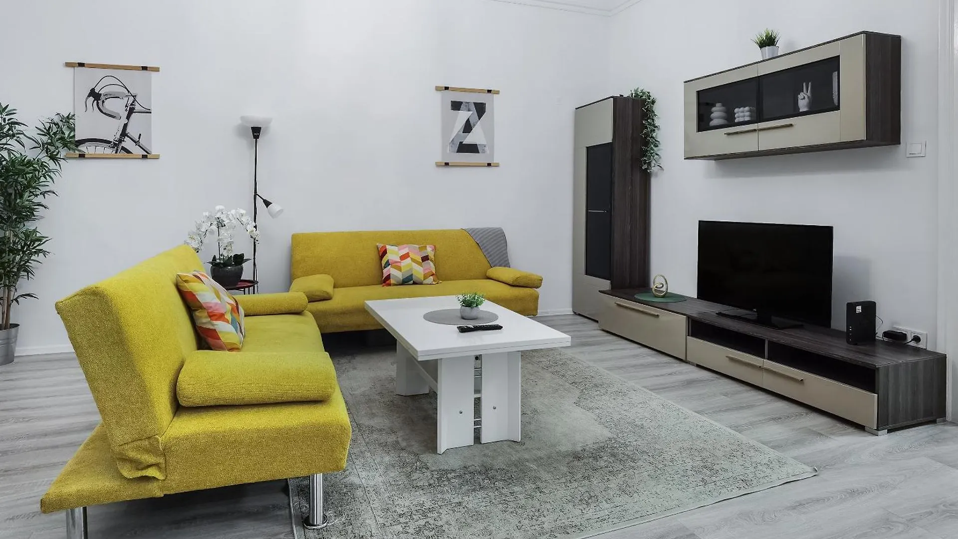 Perfect Location,Newly Decorated Modern, Large Place 60 M2, Really Quiet So You Can Have A Good Night Sleep, Ac, Netflix, Smart Tv, High-Speed Internet, World Famous New York Cafe Only 10 Minutes Walk Budapest