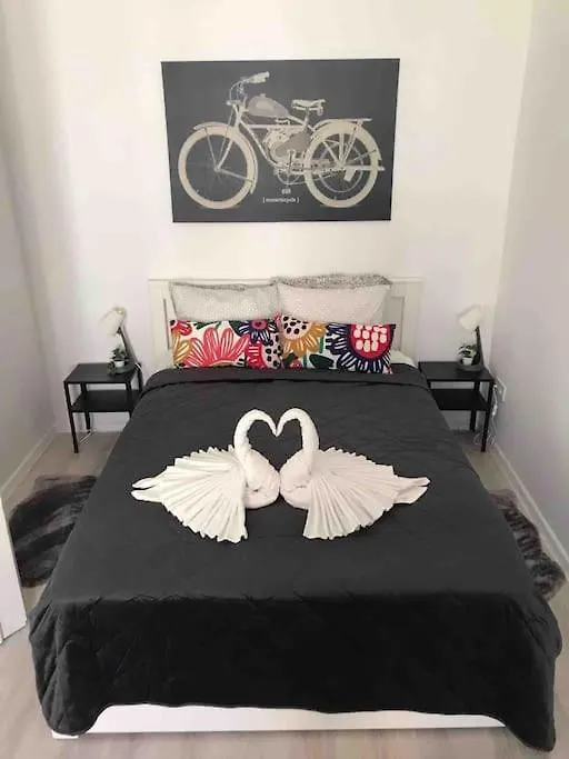 Perfect Location,Newly Decorated Modern, Large Place 60 M2, Really Quiet So You Can Have A Good Night Sleep, Ac, Netflix, Smart Tv, High-Speed Internet, World Famous New York Cafe Only 10 Minutes Walk Budapest