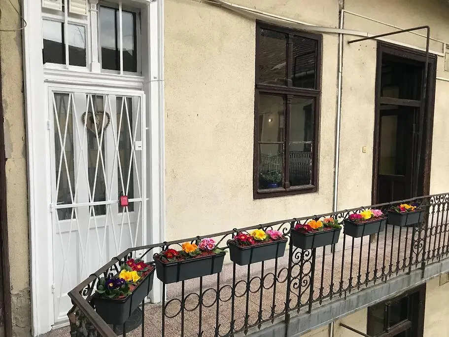 Perfect Location,Newly Decorated Modern, Large Place 60 M2, Really Quiet So You Can Have A Good Night Sleep, Ac, Netflix, Smart Tv, High-Speed Internet, World Famous New York Cafe Only 10 Minutes Walk Budapest