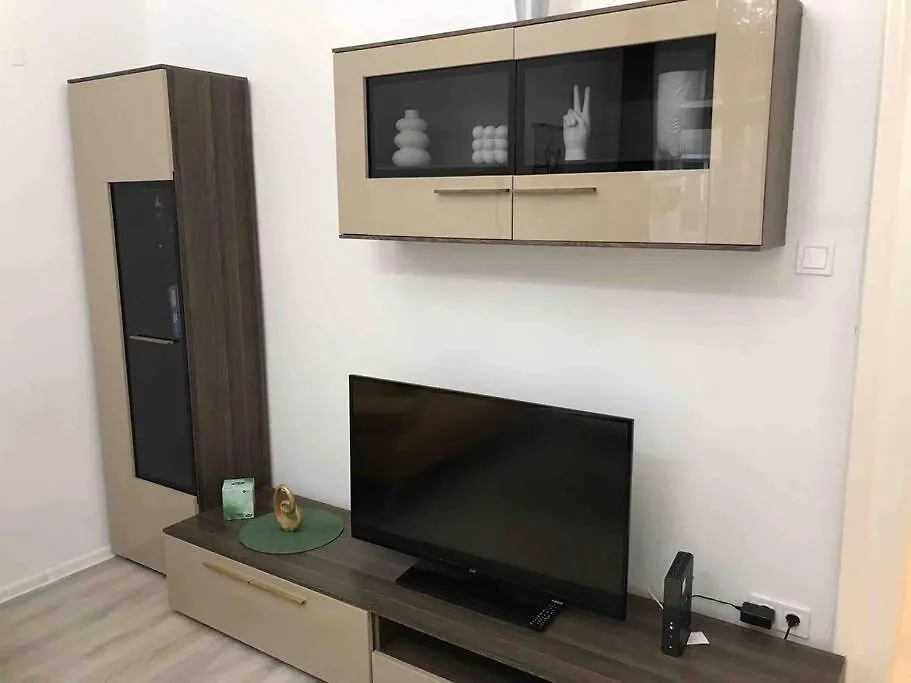 Appartamento Perfect Location,Newly Decorated Modern, Large Place 60 M2, Really Quiet So You Can Have A Good Night Sleep, Ac, Netflix, Smart Tv, High-Speed Internet, World Famous New York Cafe Only 10 Minutes Walk Budapest