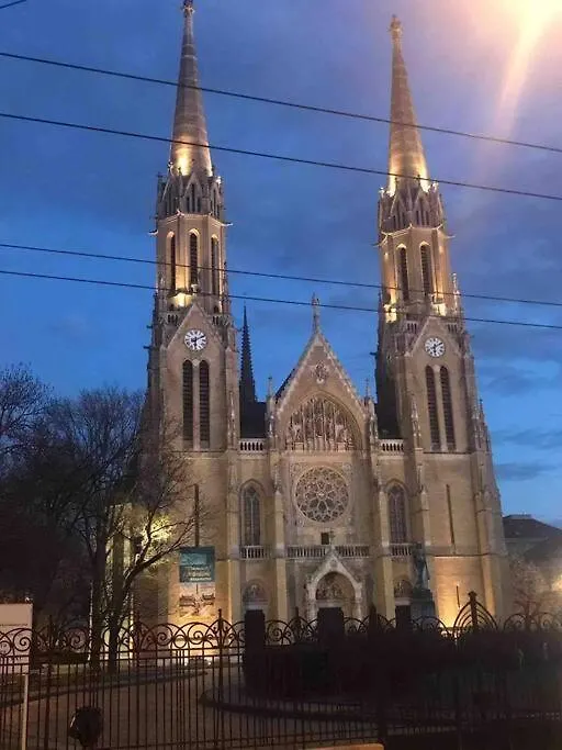 Perfect Location,Newly Decorated Modern, Large Place 60 M2, Really Quiet So You Can Have A Good Night Sleep, Ac, Netflix, Smart Tv, High-Speed Internet, World Famous New York Cafe Only 10 Minutes Walk Budapest