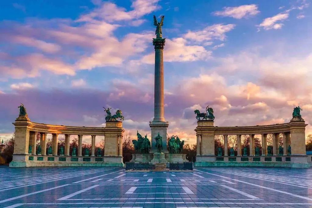 Perfect Location,Newly Decorated Modern, Large Place 60 M2, Really Quiet So You Can Have A Good Night Sleep, Ac, Netflix, Smart Tv, High-Speed Internet, World Famous New York Cafe Only 10 Minutes Walk Budapest Appartamento