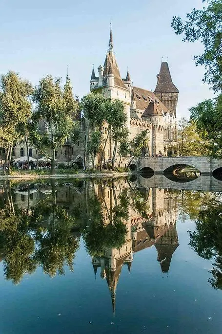 Perfect Location,Newly Decorated Modern, Large Place 60 M2, Really Quiet So You Can Have A Good Night Sleep, Ac, Netflix, Smart Tv, High-Speed Internet, World Famous New York Cafe Only 10 Minutes Walk Budapest Appartamento