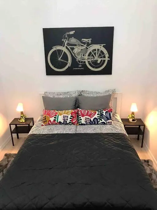 Perfect Location,Newly Decorated Modern, Large Place 60 M2, Really Quiet So You Can Have A Good Night Sleep, Ac, Netflix, Smart Tv, High-Speed Internet, World Famous New York Cafe Only 10 Minutes Walk Budapest 0*,