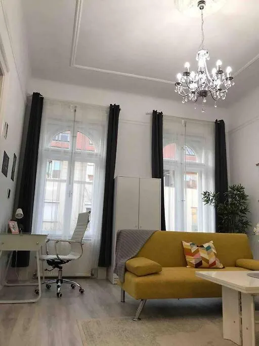 Appartamento Perfect Location,Newly Decorated Modern, Large Place 60 M2, Really Quiet So You Can Have A Good Night Sleep, Ac, Netflix, Smart Tv, High-Speed Internet, World Famous New York Cafe Only 10 Minutes Walk Budapest