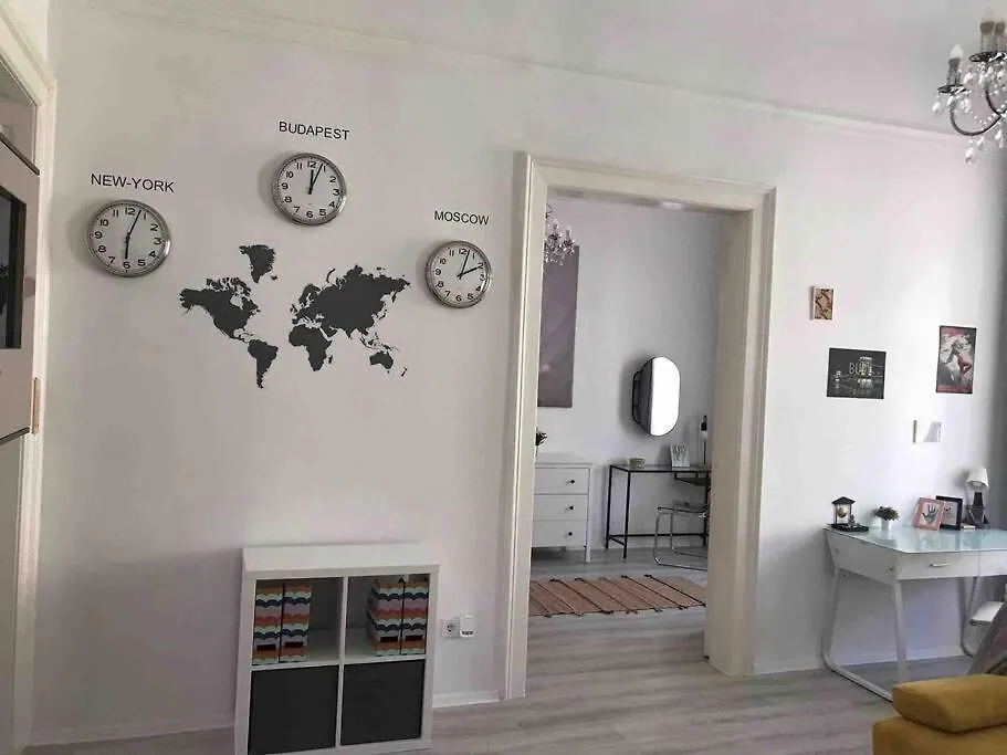 Perfect Location,Newly Decorated Modern, Large Place 60 M2, Really Quiet So You Can Have A Good Night Sleep, Ac, Netflix, Smart Tv, High-Speed Internet, World Famous New York Cafe Only 10 Minutes Walk Budapest Appartamento