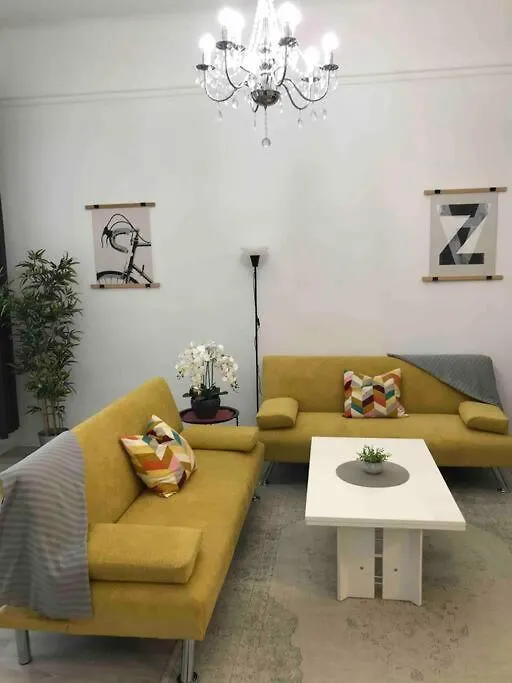Perfect Location,Newly Decorated Modern, Large Place 60 M2, Really Quiet So You Can Have A Good Night Sleep, Ac, Netflix, Smart Tv, High-Speed Internet, World Famous New York Cafe Only 10 Minutes Walk Budapest Appartamento