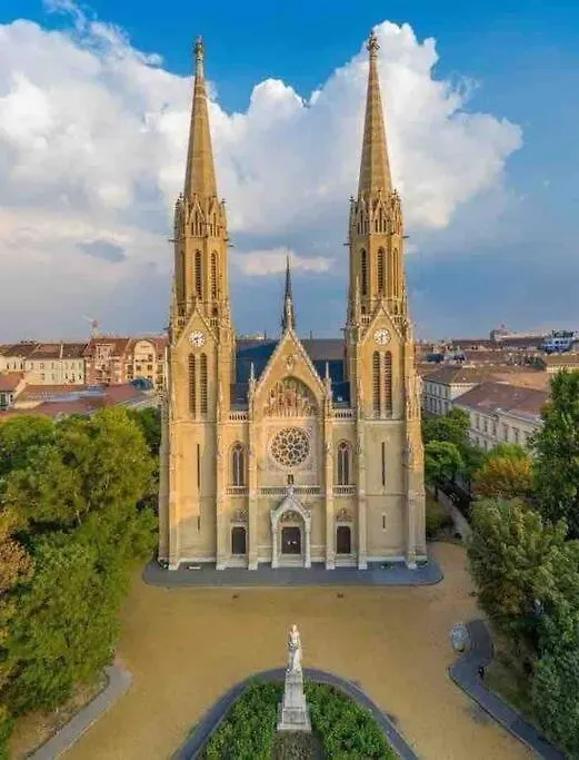 Appartamento Perfect Location,Newly Decorated Modern, Large Place 60 M2, Really Quiet So You Can Have A Good Night Sleep, Ac, Netflix, Smart Tv, High-Speed Internet, World Famous New York Cafe Only 10 Minutes Walk Budapest Ungheria