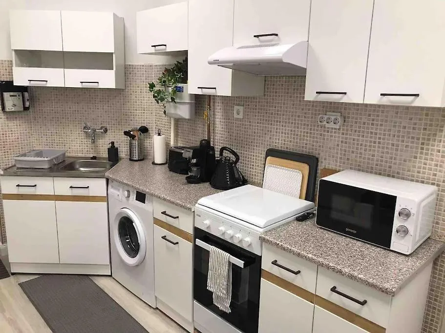 Perfect Location,Newly Decorated Modern, Large Place 60 M2, Really Quiet So You Can Have A Good Night Sleep, Ac, Netflix, Smart Tv, High-Speed Internet, World Famous New York Cafe Only 10 Minutes Walk Budapest Ungheria