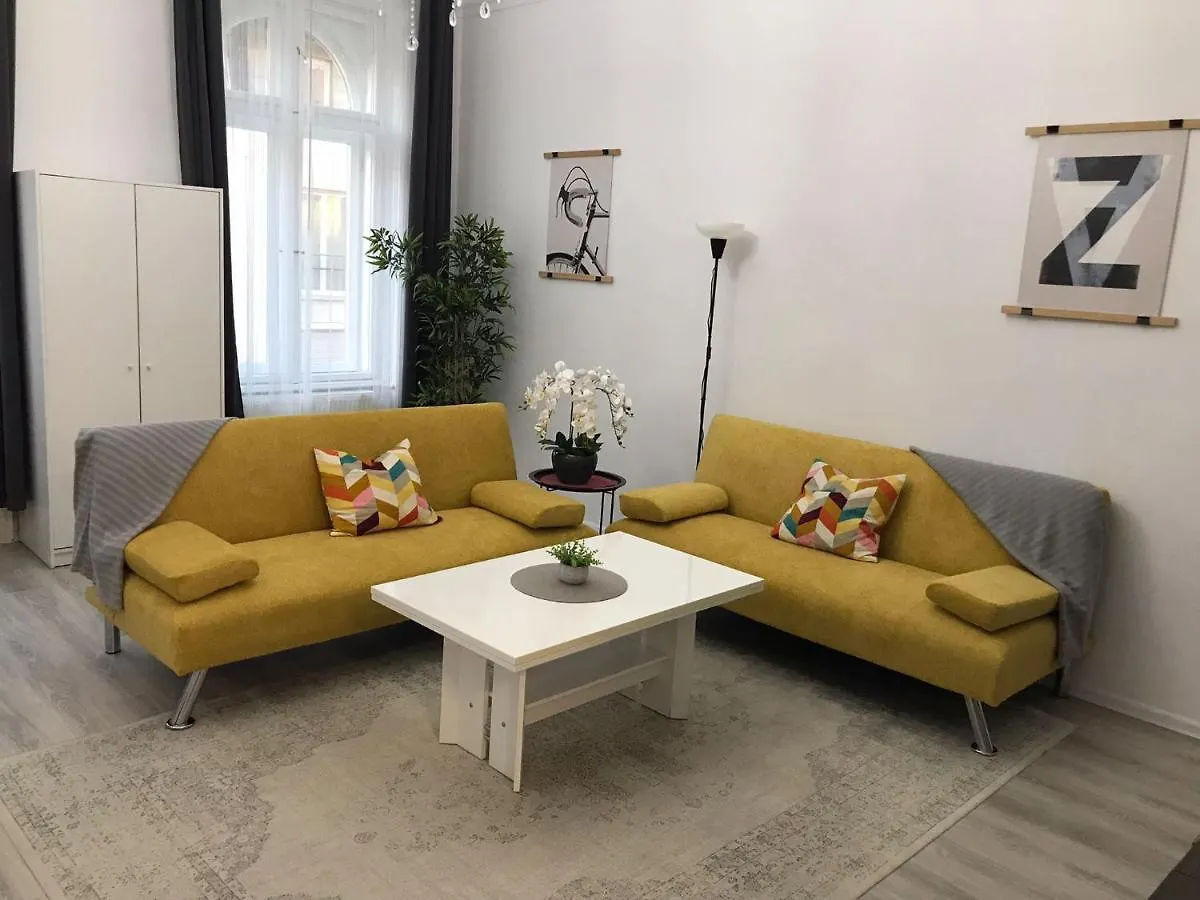 Perfect Location,Newly Decorated Modern, Large Place 60 M2, Really Quiet So You Can Have A Good Night Sleep, Ac, Netflix, Smart Tv, High-Speed Internet, World Famous New York Cafe Only 10 Minutes Walk Budapest Appartamento
