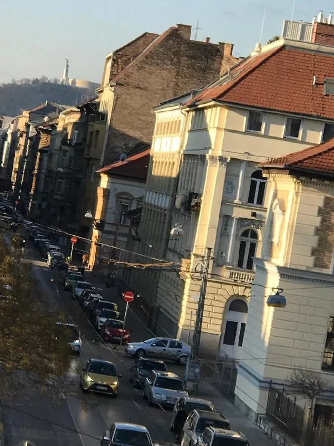 Perfect Location,Newly Decorated Modern, Large Place 60 M2, Really Quiet So You Can Have A Good Night Sleep, Ac, Netflix, Smart Tv, High-Speed Internet, World Famous New York Cafe Only 10 Minutes Walk Budapest Ungheria