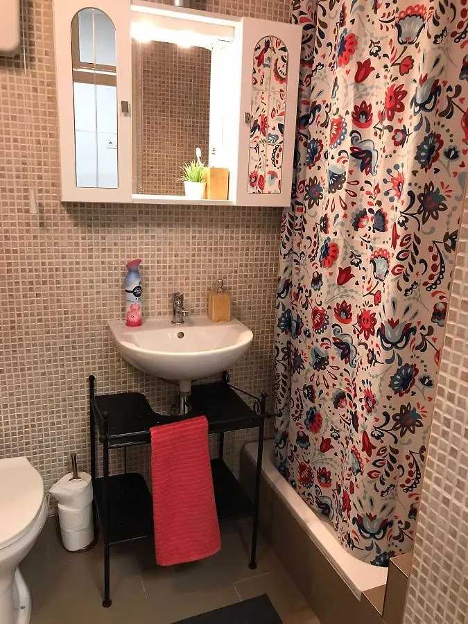Perfect Location,Newly Decorated Modern, Large Place 60 M2, Really Quiet So You Can Have A Good Night Sleep, Ac, Netflix, Smart Tv, High-Speed Internet, World Famous New York Cafe Only 10 Minutes Walk Budapest
