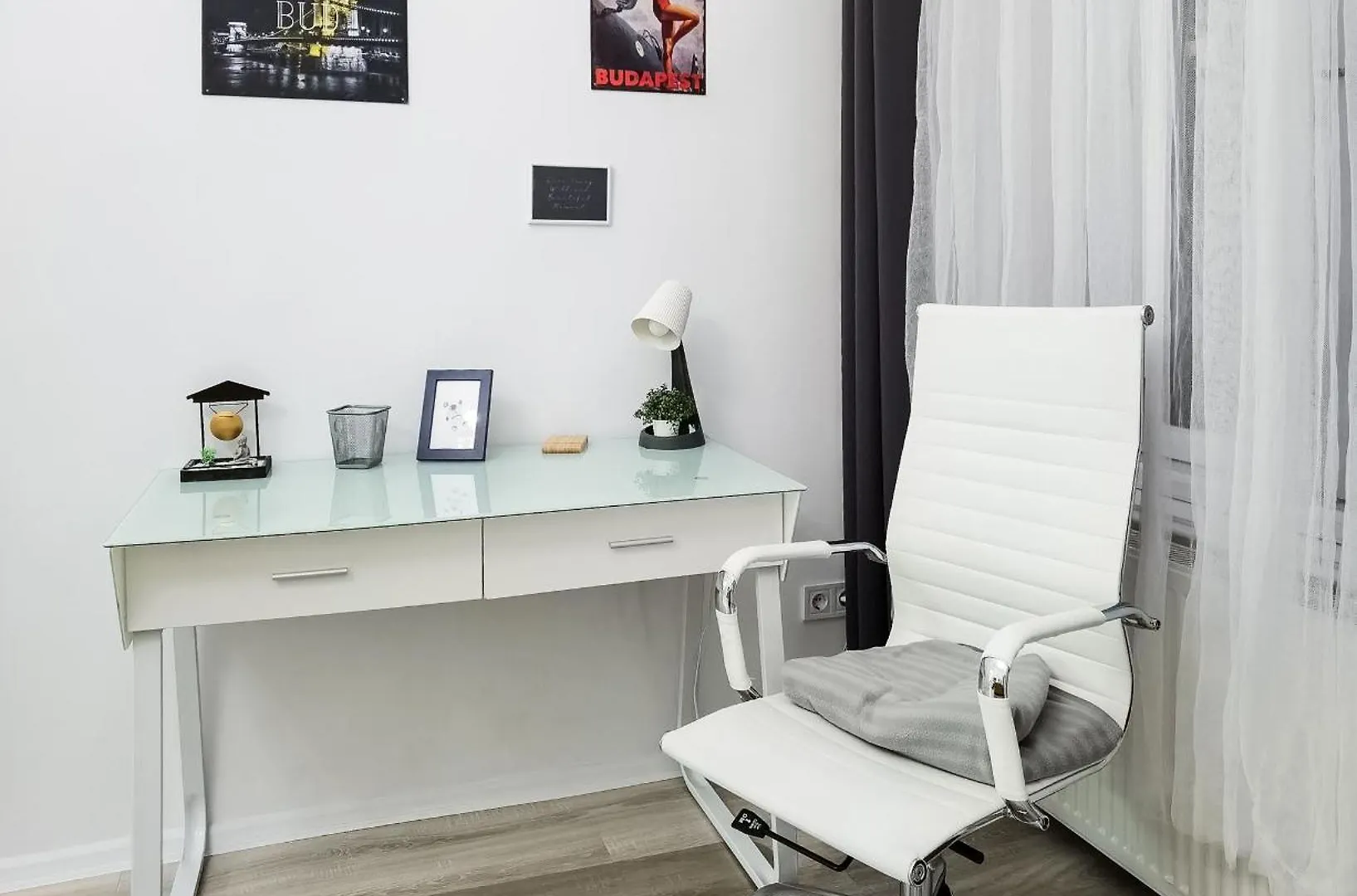 Perfect Location,Newly Decorated Modern, Large Place 60 M2, Really Quiet So You Can Have A Good Night Sleep, Ac, Netflix, Smart Tv, High-Speed Internet, World Famous New York Cafe Only 10 Minutes Walk Budapest Ungheria