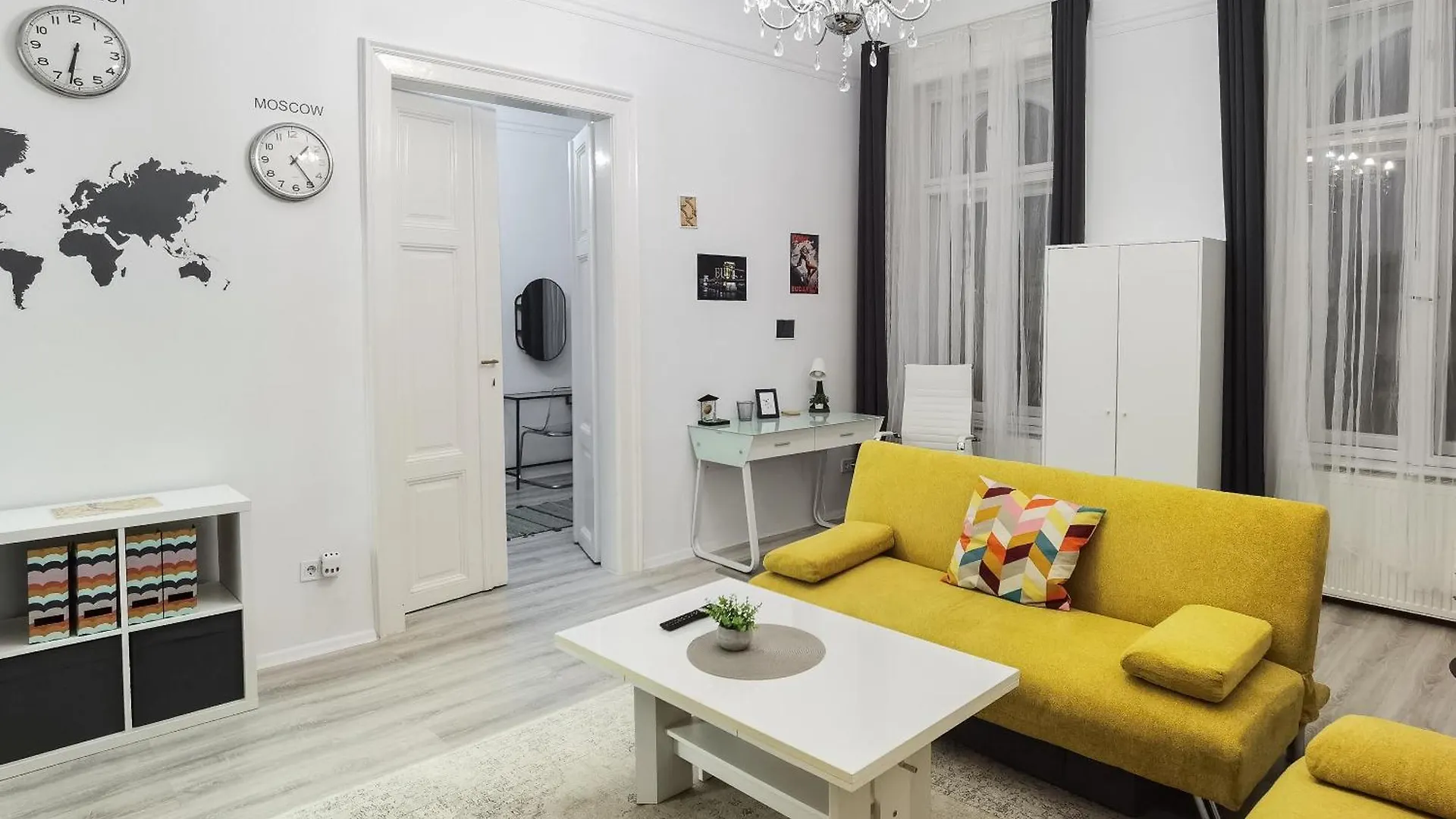 Perfect Location,Newly Decorated Modern, Large Place 60 M2, Really Quiet So You Can Have A Good Night Sleep, Ac, Netflix, Smart Tv, High-Speed Internet, World Famous New York Cafe Only 10 Minutes Walk Budapest Appartamento