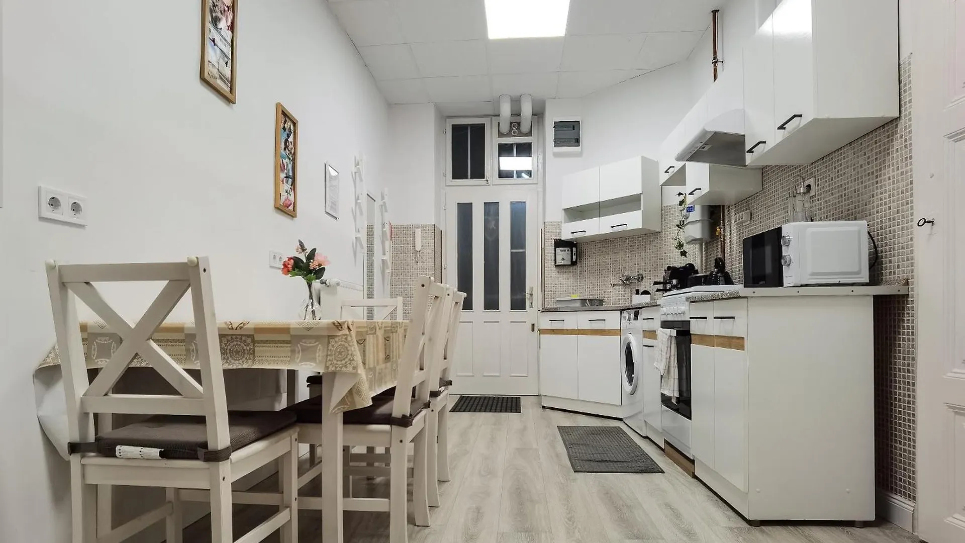 Appartamento Perfect Location,Newly Decorated Modern, Large Place 60 M2, Really Quiet So You Can Have A Good Night Sleep, Ac, Netflix, Smart Tv, High-Speed Internet, World Famous New York Cafe Only 10 Minutes Walk Budapest Ungheria
