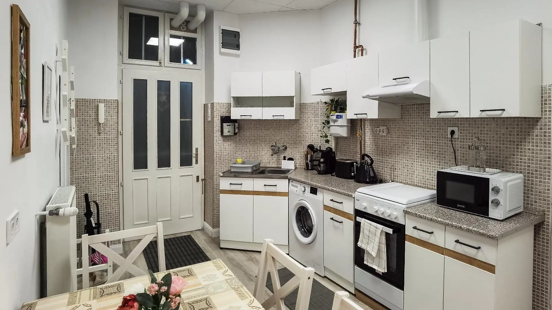 Perfect Location,Newly Decorated Modern, Large Place 60 M2, Really Quiet So You Can Have A Good Night Sleep, Ac, Netflix, Smart Tv, High-Speed Internet, World Famous New York Cafe Only 10 Minutes Walk Budapest Appartamento