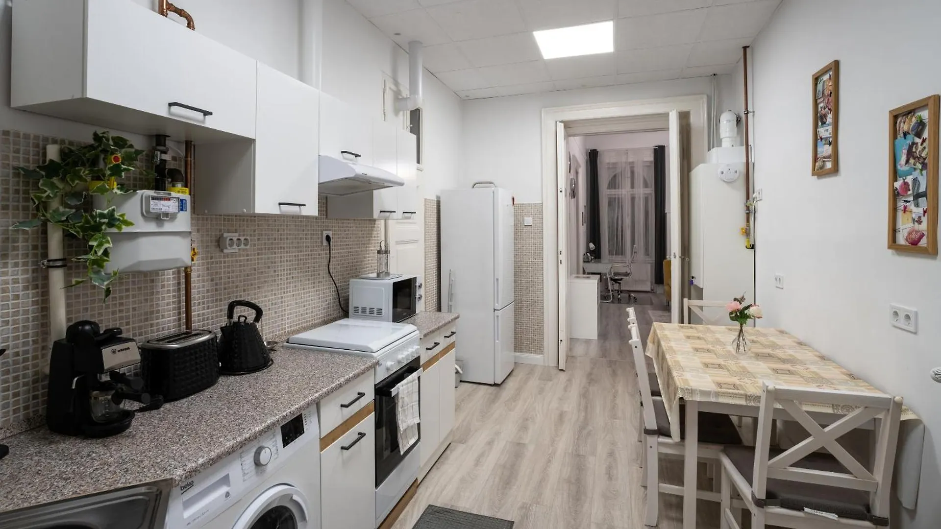 Perfect Location,Newly Decorated Modern, Large Place 60 M2, Really Quiet So You Can Have A Good Night Sleep, Ac, Netflix, Smart Tv, High-Speed Internet, World Famous New York Cafe Only 10 Minutes Walk Budapest 0*,  Ungheria