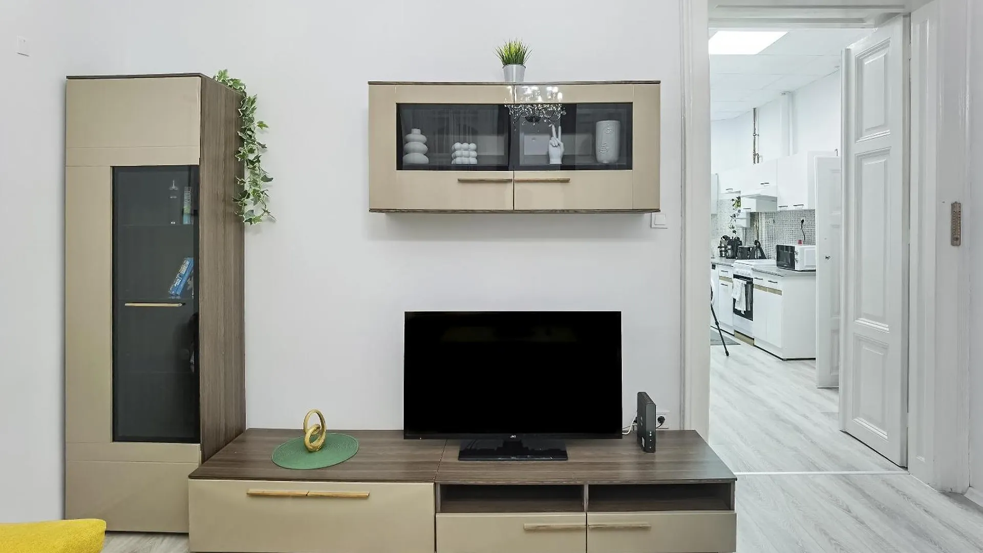 Perfect Location,Newly Decorated Modern, Large Place 60 M2, Really Quiet So You Can Have A Good Night Sleep, Ac, Netflix, Smart Tv, High-Speed Internet, World Famous New York Cafe Only 10 Minutes Walk Budapest 0*,