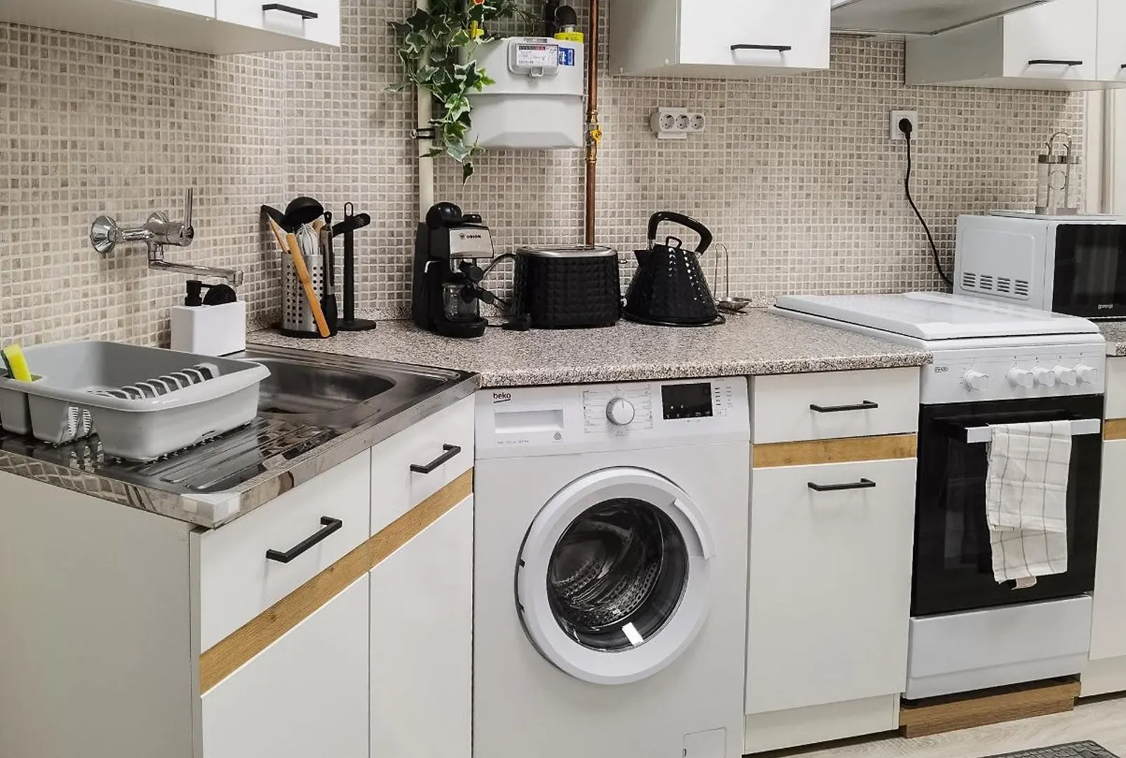 Perfect Location,Newly Decorated Modern, Large Place 60 M2, Really Quiet So You Can Have A Good Night Sleep, Ac, Netflix, Smart Tv, High-Speed Internet, World Famous New York Cafe Only 10 Minutes Walk Budapest Ungheria