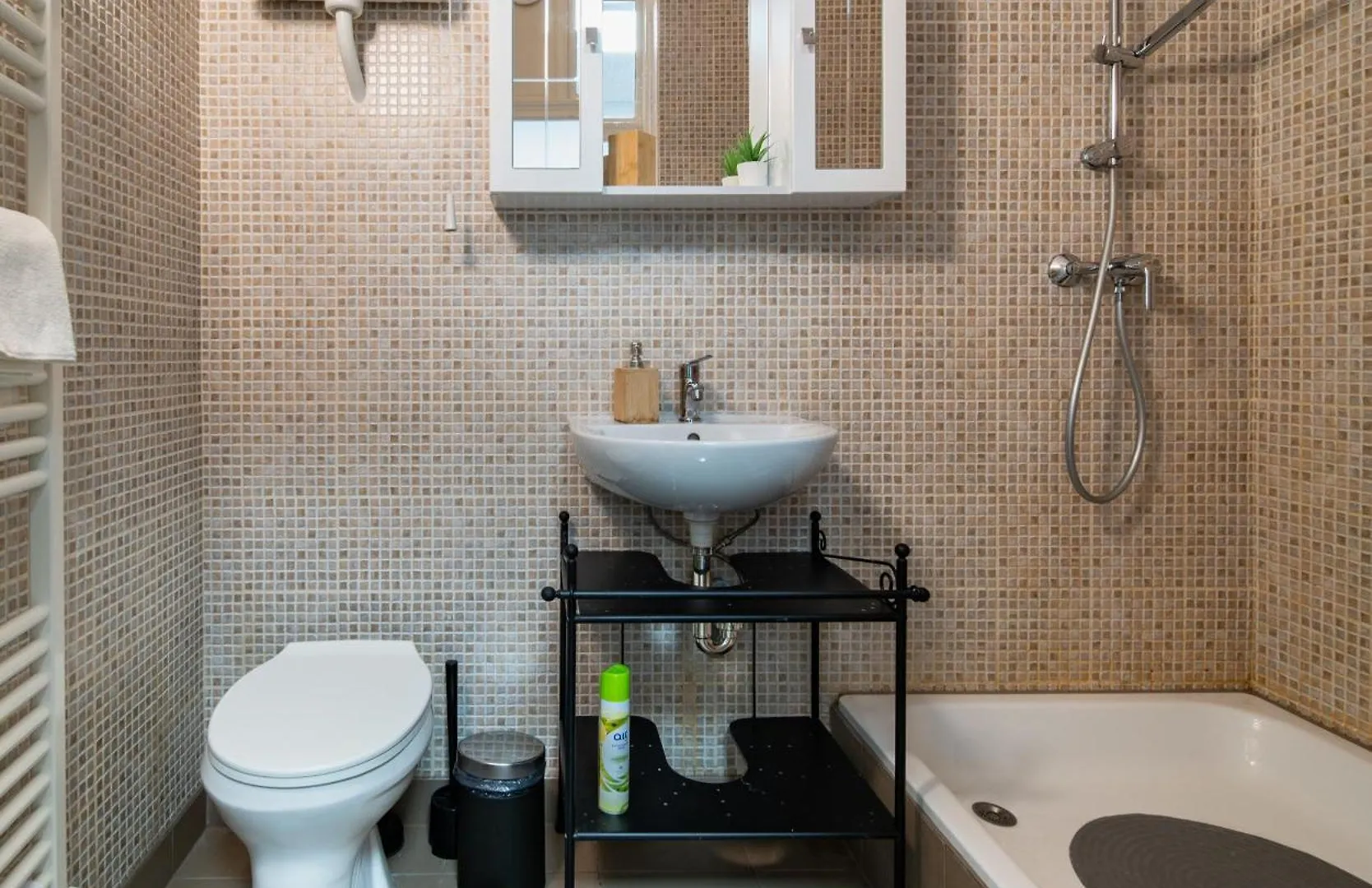 Perfect Location,Newly Decorated Modern, Large Place 60 M2, Really Quiet So You Can Have A Good Night Sleep, Ac, Netflix, Smart Tv, High-Speed Internet, World Famous New York Cafe Only 10 Minutes Walk Budapest Appartamento