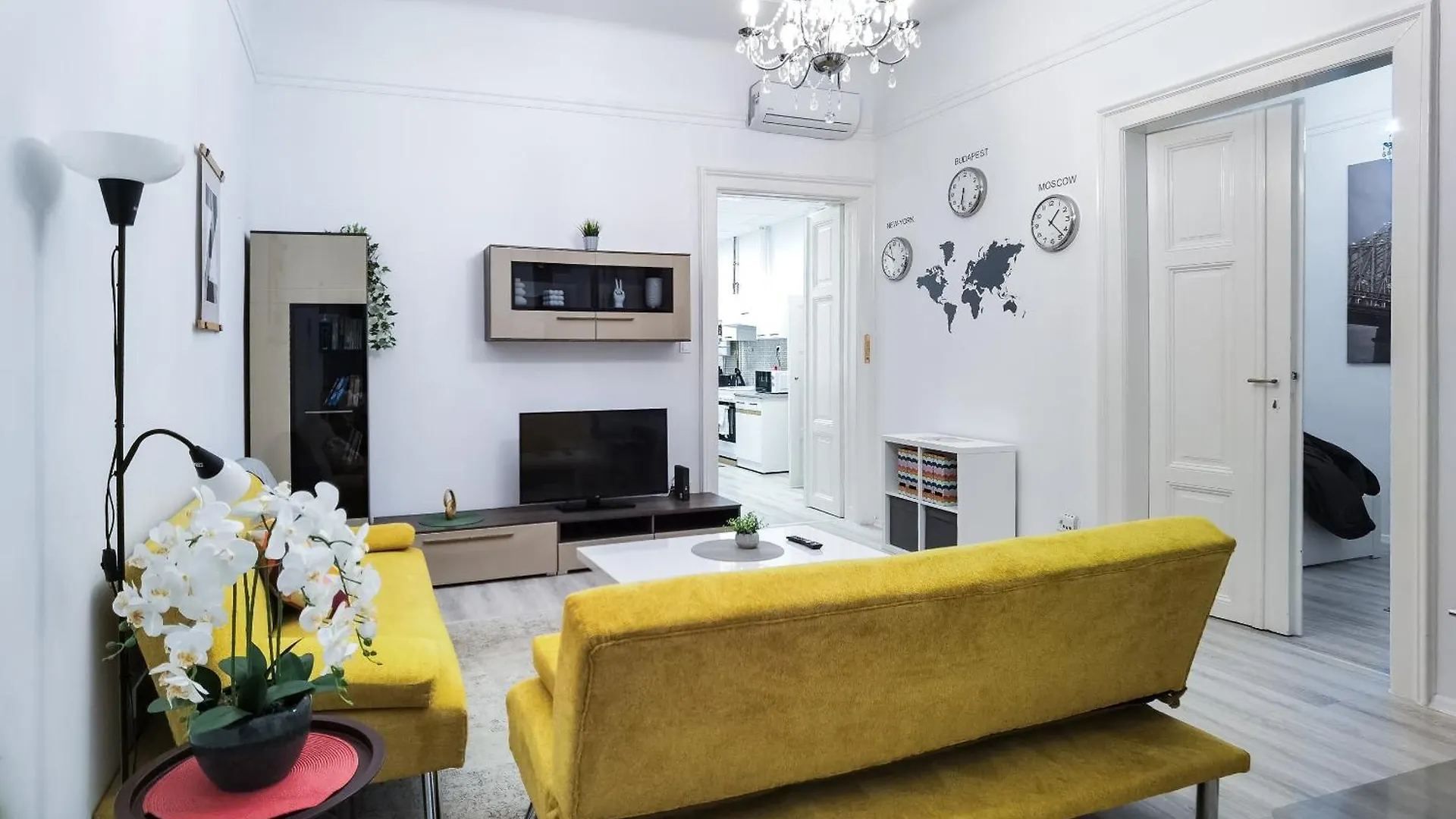 Perfect Location,Newly Decorated Modern, Large Place 60 M2, Really Quiet So You Can Have A Good Night Sleep, Ac, Netflix, Smart Tv, High-Speed Internet, World Famous New York Cafe Only 10 Minutes Walk Budapest 0*,
