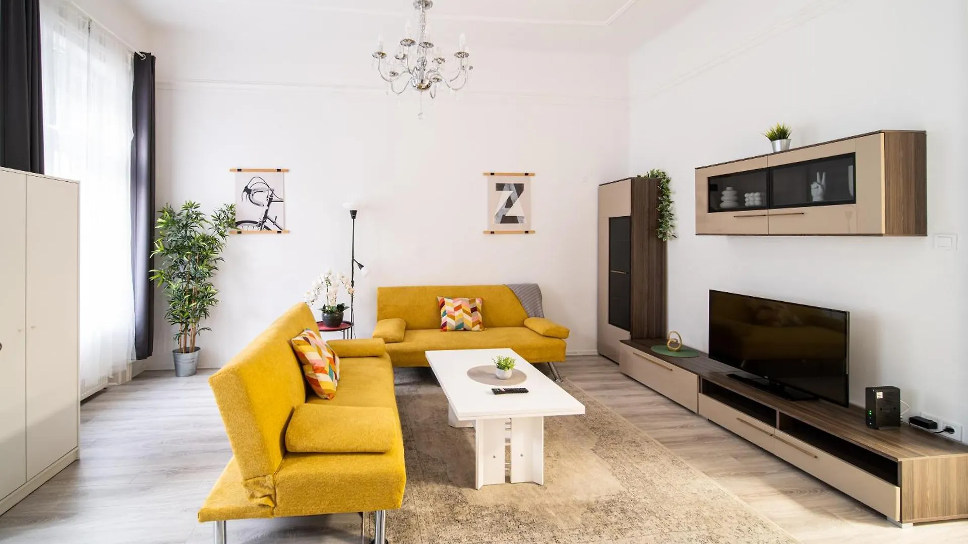 Perfect Location,Newly Decorated Modern, Large Place 60 M2, Really Quiet So You Can Have A Good Night Sleep, Ac, Netflix, Smart Tv, High-Speed Internet, World Famous New York Cafe Only 10 Minutes Walk Budapest 0*,  Ungheria