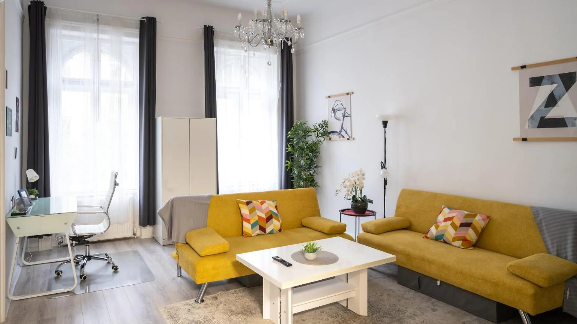 Perfect Location,Newly Decorated Modern, Large Place 60 M2, Really Quiet So You Can Have A Good Night Sleep, Ac, Netflix, Smart Tv, High-Speed Internet, World Famous New York Cafe Only 10 Minutes Walk Budapest Appartamento