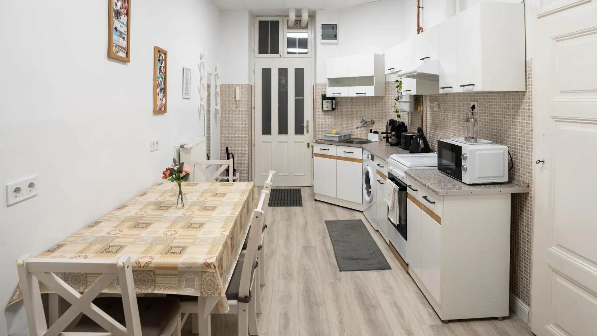 Perfect Location,Newly Decorated Modern, Large Place 60 M2, Really Quiet So You Can Have A Good Night Sleep, Ac, Netflix, Smart Tv, High-Speed Internet, World Famous New York Cafe Only 10 Minutes Walk Budapest Ungheria