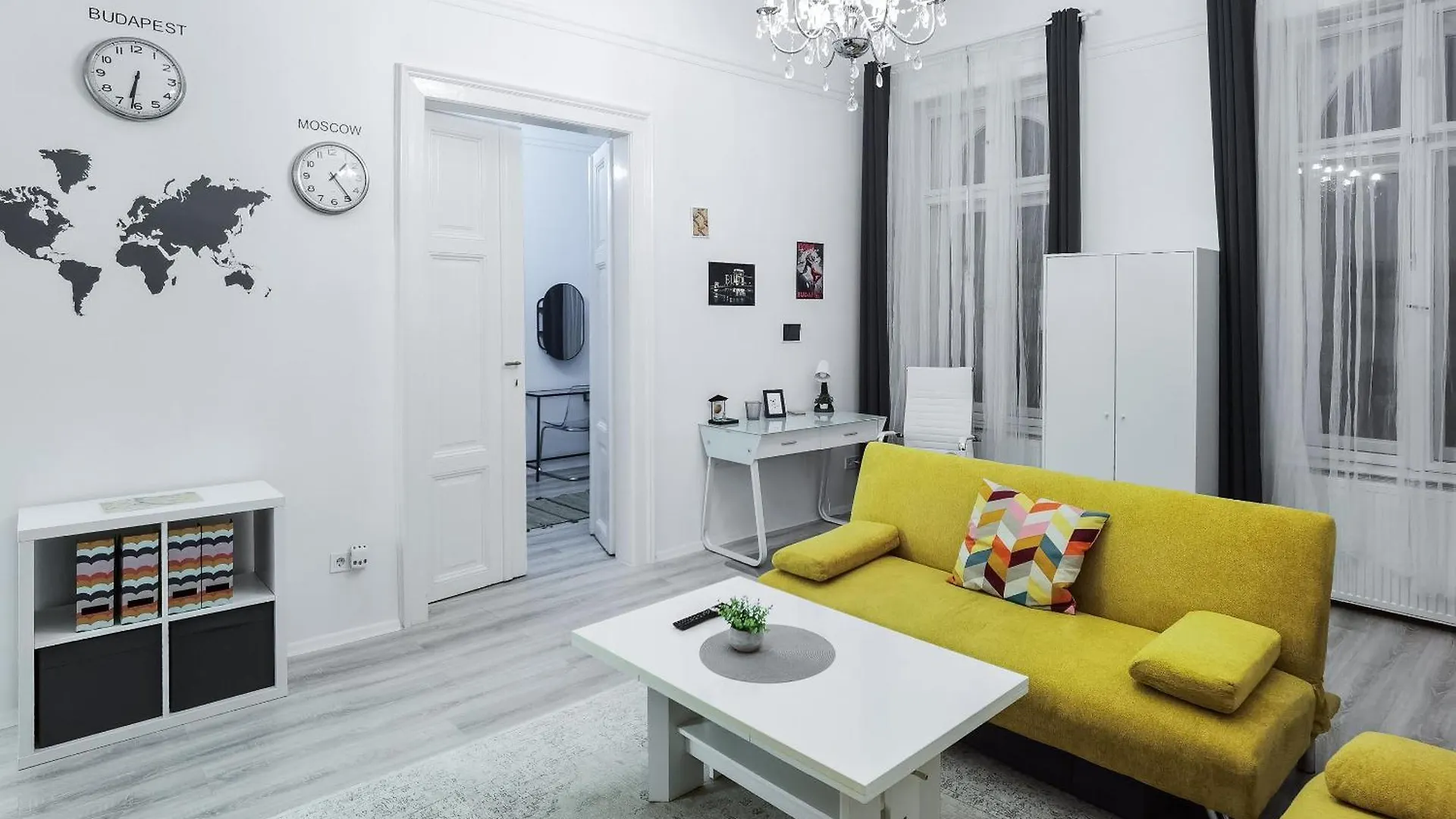 Perfect Location,Newly Decorated Modern, Large Place 60 M2, Really Quiet So You Can Have A Good Night Sleep, Ac, Netflix, Smart Tv, High-Speed Internet, World Famous New York Cafe Only 10 Minutes Walk Budapest