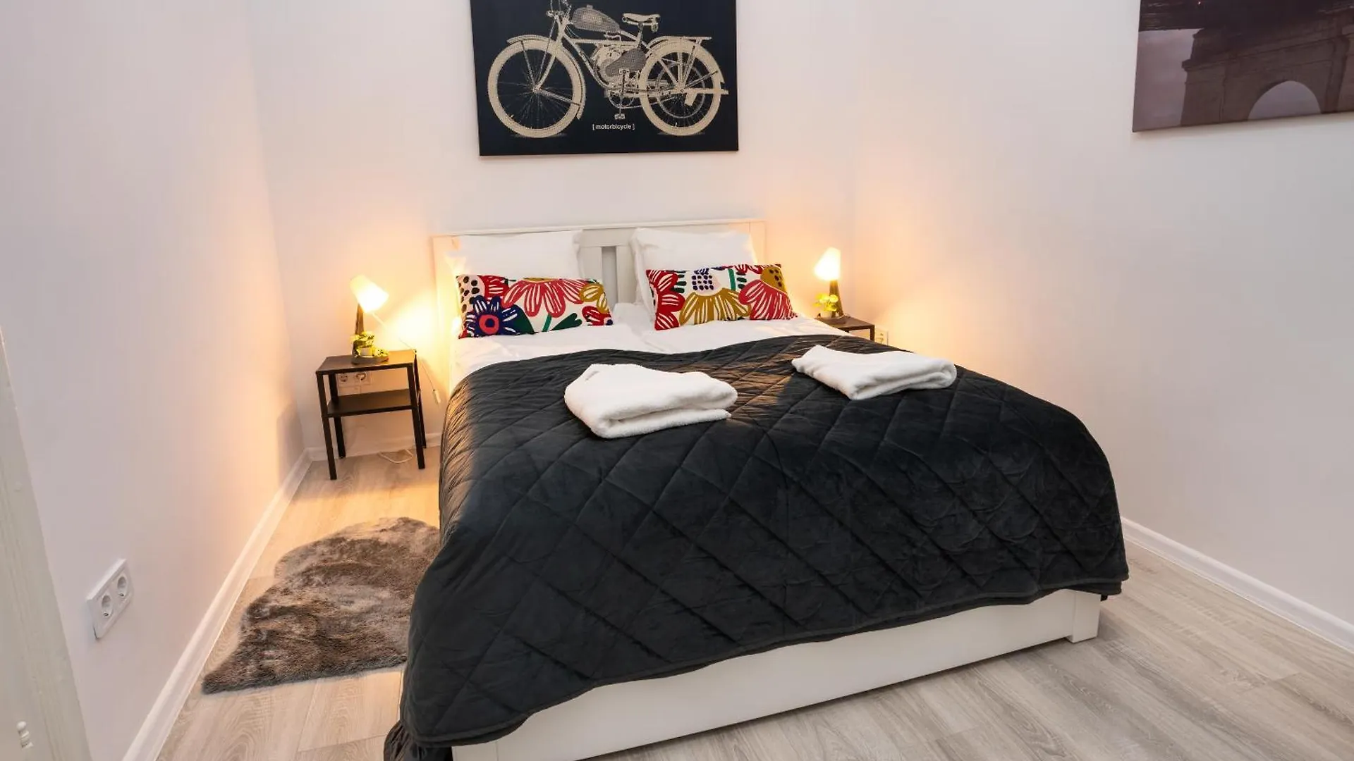 Appartamento Perfect Location,Newly Decorated Modern, Large Place 60 M2, Really Quiet So You Can Have A Good Night Sleep, Ac, Netflix, Smart Tv, High-Speed Internet, World Famous New York Cafe Only 10 Minutes Walk Budapest