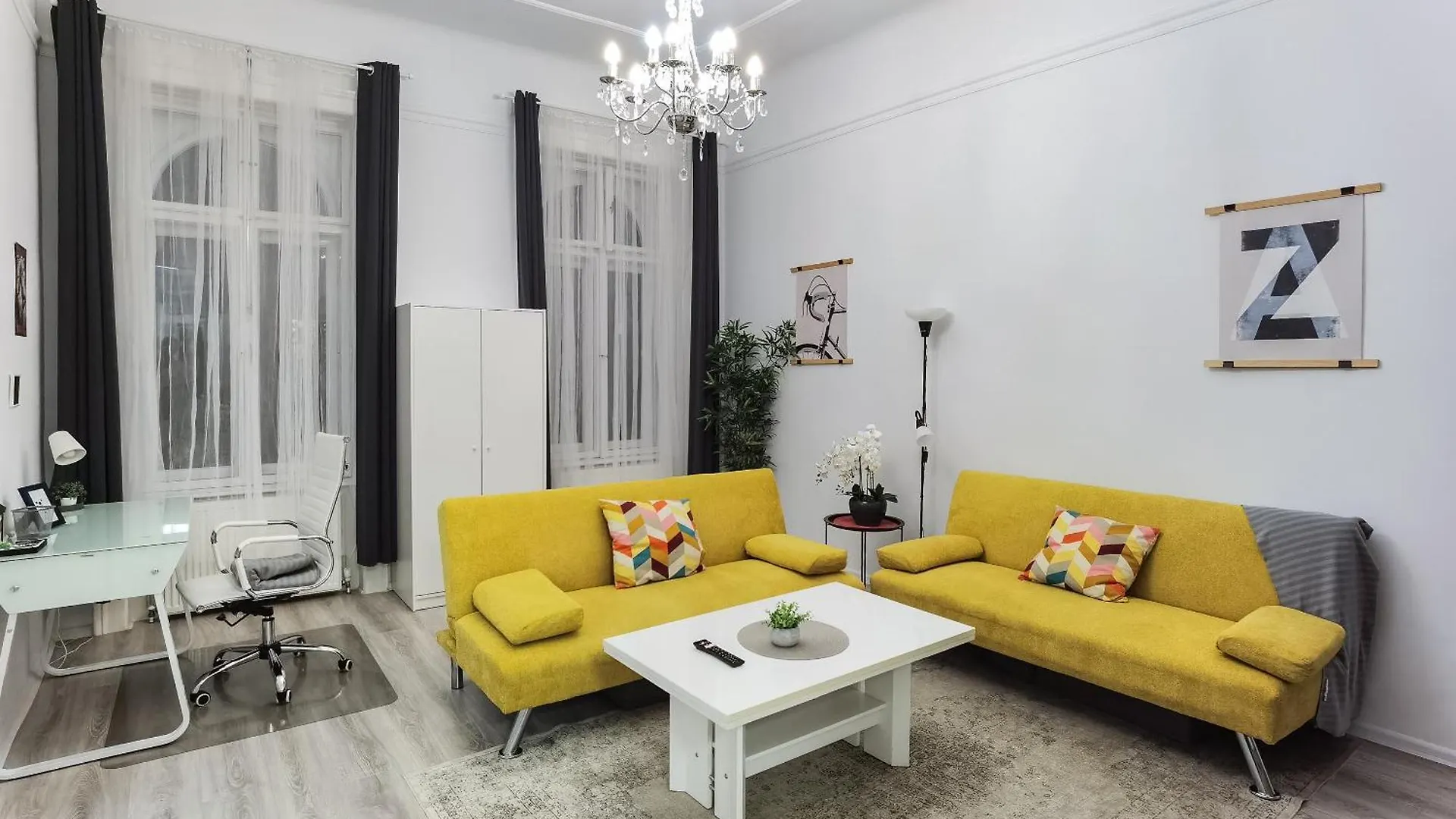 Perfect Location,Newly Decorated Modern, Large Place 60 M2, Really Quiet So You Can Have A Good Night Sleep, Ac, Netflix, Smart Tv, High-Speed Internet, World Famous New York Cafe Only 10 Minutes Walk Budapest 0*,  Ungheria
