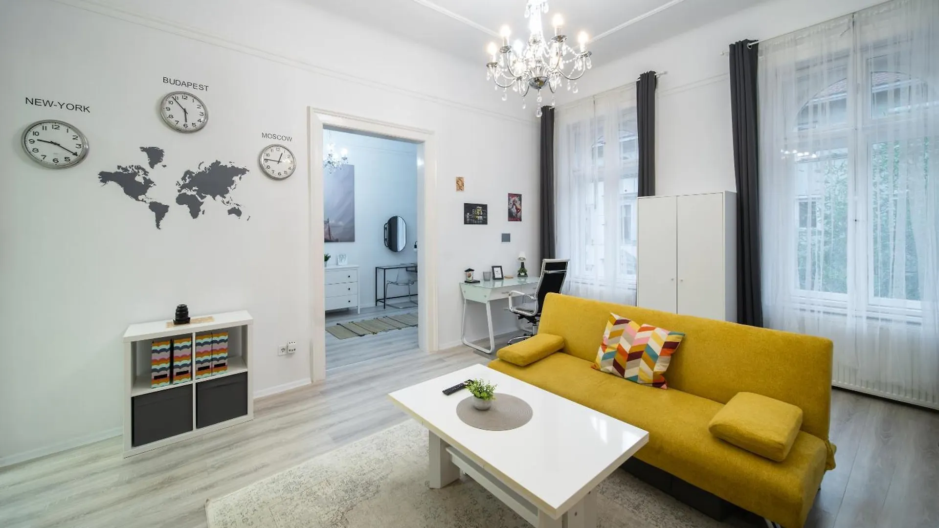 Perfect Location,Newly Decorated Modern, Large Place 60 M2, Really Quiet So You Can Have A Good Night Sleep, Ac, Netflix, Smart Tv, High-Speed Internet, World Famous New York Cafe Only 10 Minutes Walk Budapest