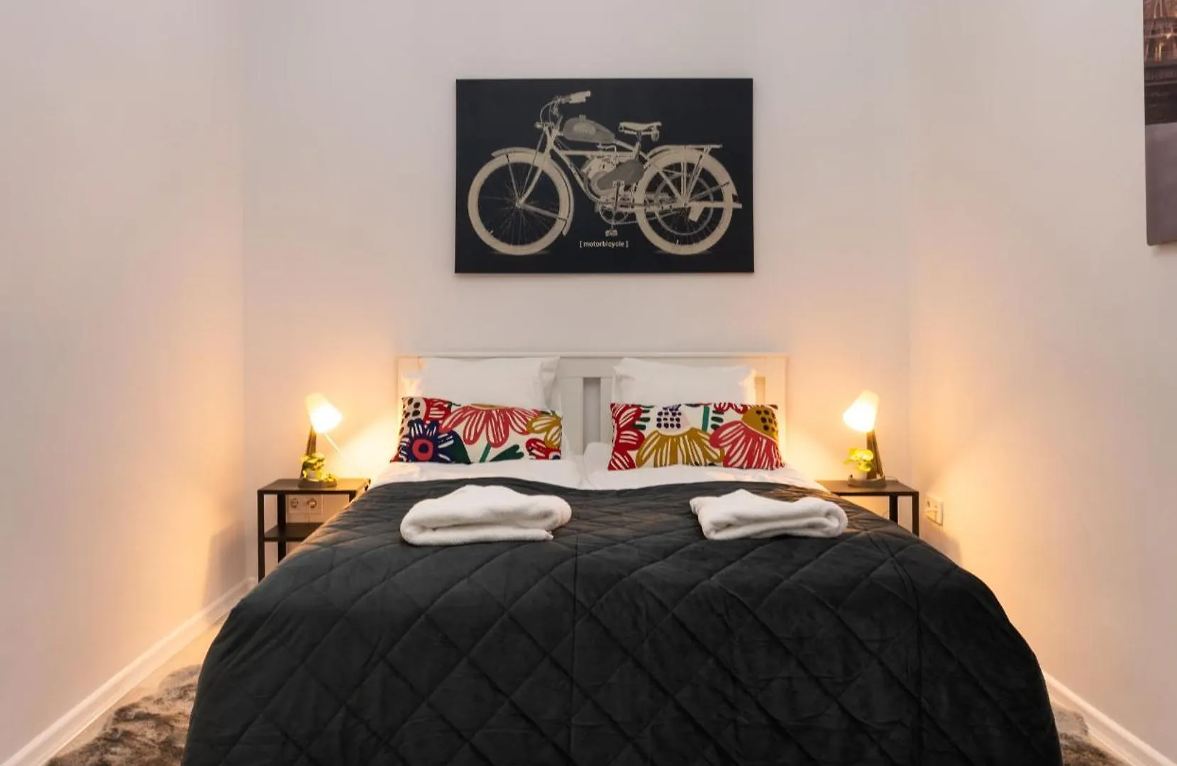 Perfect Location,Newly Decorated Modern, Large Place 60 M2, Really Quiet So You Can Have A Good Night Sleep, Ac, Netflix, Smart Tv, High-Speed Internet, World Famous New York Cafe Only 10 Minutes Walk Budapest