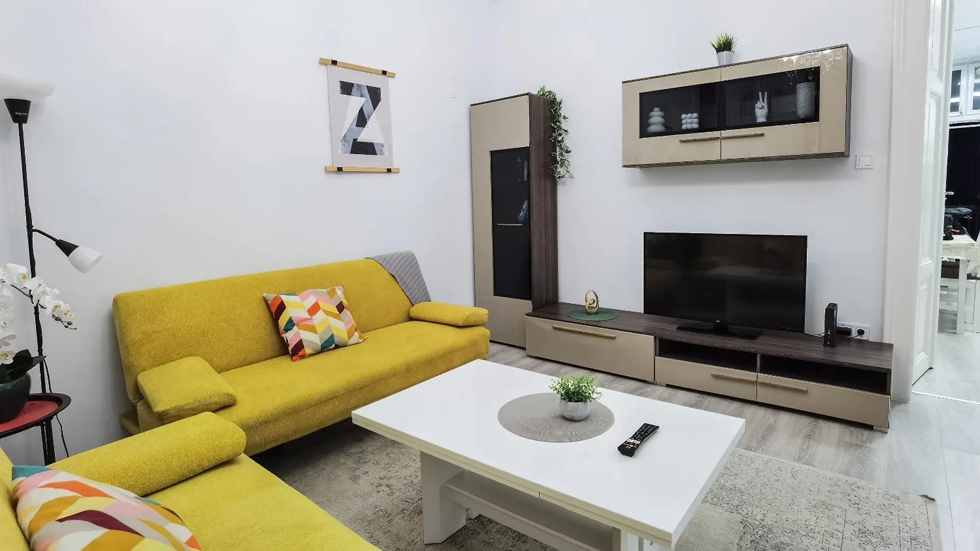 Perfect Location,Newly Decorated Modern, Large Place 60 M2, Really Quiet So You Can Have A Good Night Sleep, Ac, Netflix, Smart Tv, High-Speed Internet, World Famous New York Cafe Only 10 Minutes Walk Budapest Appartamento