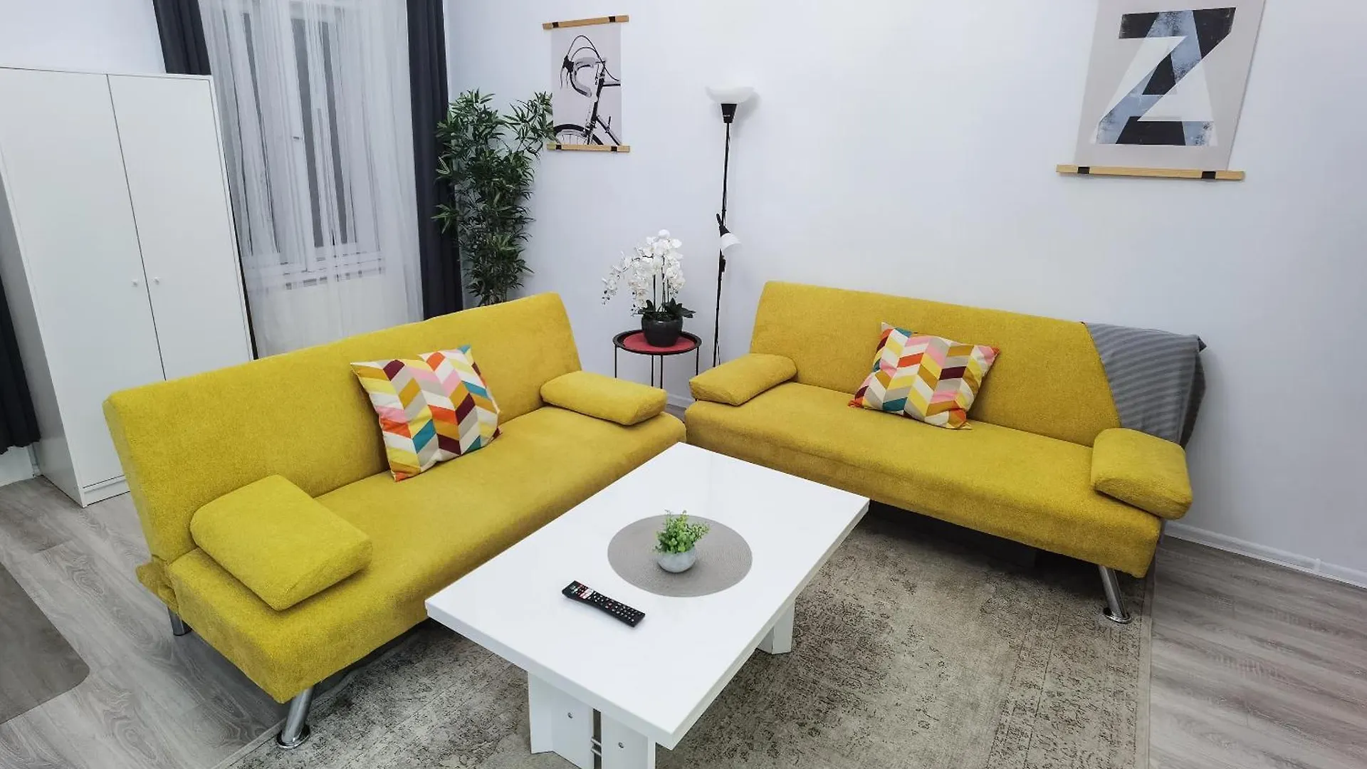 Appartamento Perfect Location,Newly Decorated Modern, Large Place 60 M2, Really Quiet So You Can Have A Good Night Sleep, Ac, Netflix, Smart Tv, High-Speed Internet, World Famous New York Cafe Only 10 Minutes Walk Budapest