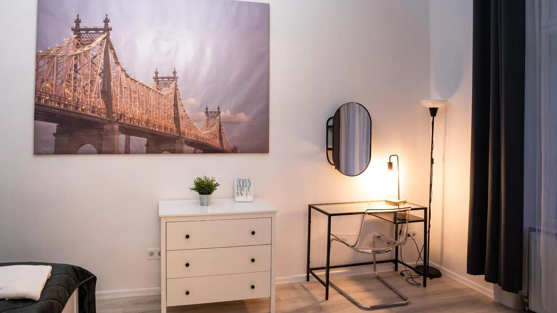 Perfect Location,Newly Decorated Modern, Large Place 60 M2, Really Quiet So You Can Have A Good Night Sleep, Ac, Netflix, Smart Tv, High-Speed Internet, World Famous New York Cafe Only 10 Minutes Walk Budapest Ungheria