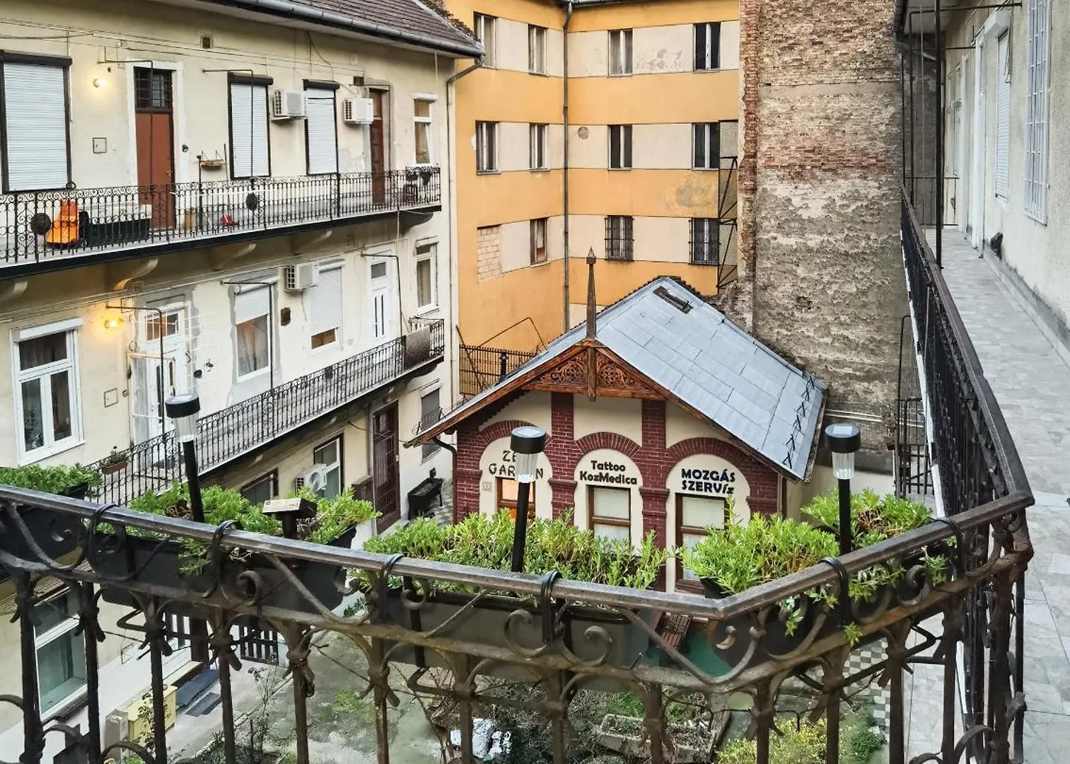 Appartamento Perfect Location,Newly Decorated Modern, Large Place 60 M2, Really Quiet So You Can Have A Good Night Sleep, Ac, Netflix, Smart Tv, High-Speed Internet, World Famous New York Cafe Only 10 Minutes Walk Budapest Ungheria
