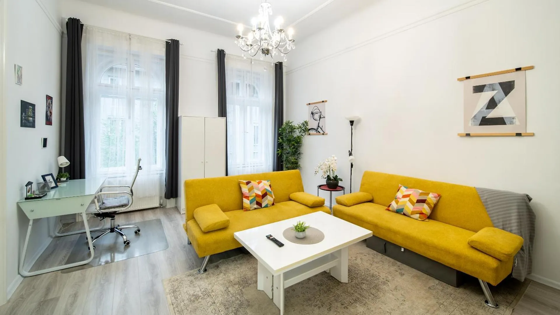 Perfect Location,Newly Decorated Modern, Large Place 60 M2, Really Quiet So You Can Have A Good Night Sleep, Ac, Netflix, Smart Tv, High-Speed Internet, World Famous New York Cafe Only 10 Minutes Walk Budapest 0*,