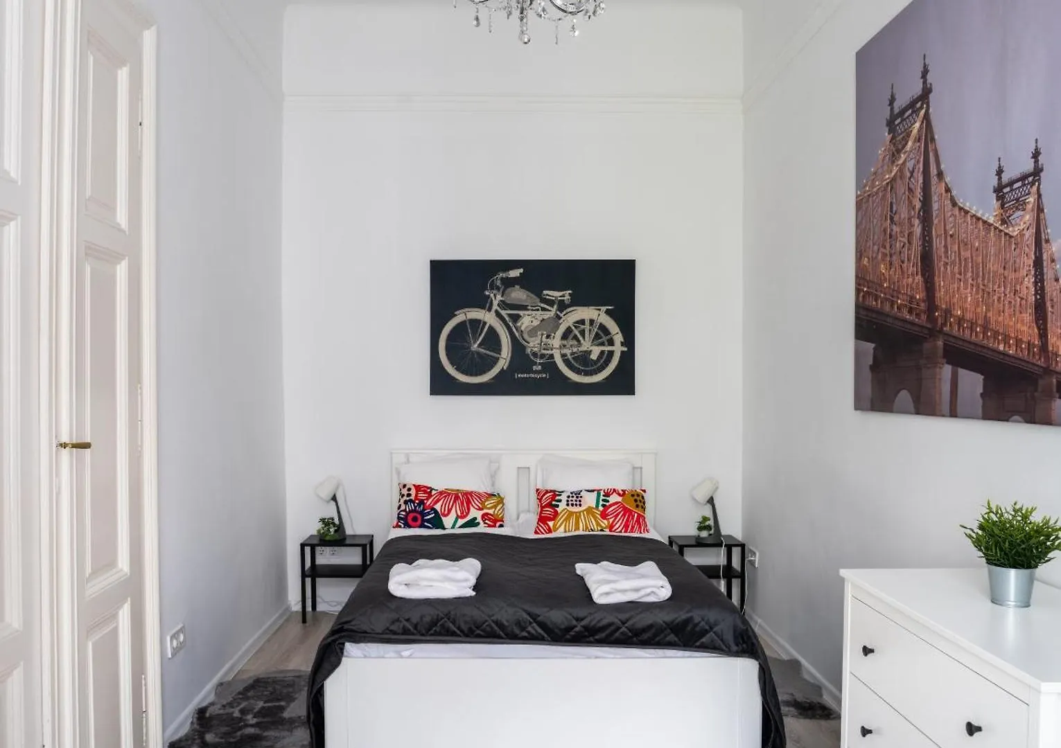 Perfect Location,Newly Decorated Modern, Large Place 60 M2, Really Quiet So You Can Have A Good Night Sleep, Ac, Netflix, Smart Tv, High-Speed Internet, World Famous New York Cafe Only 10 Minutes Walk Budapest Appartamento