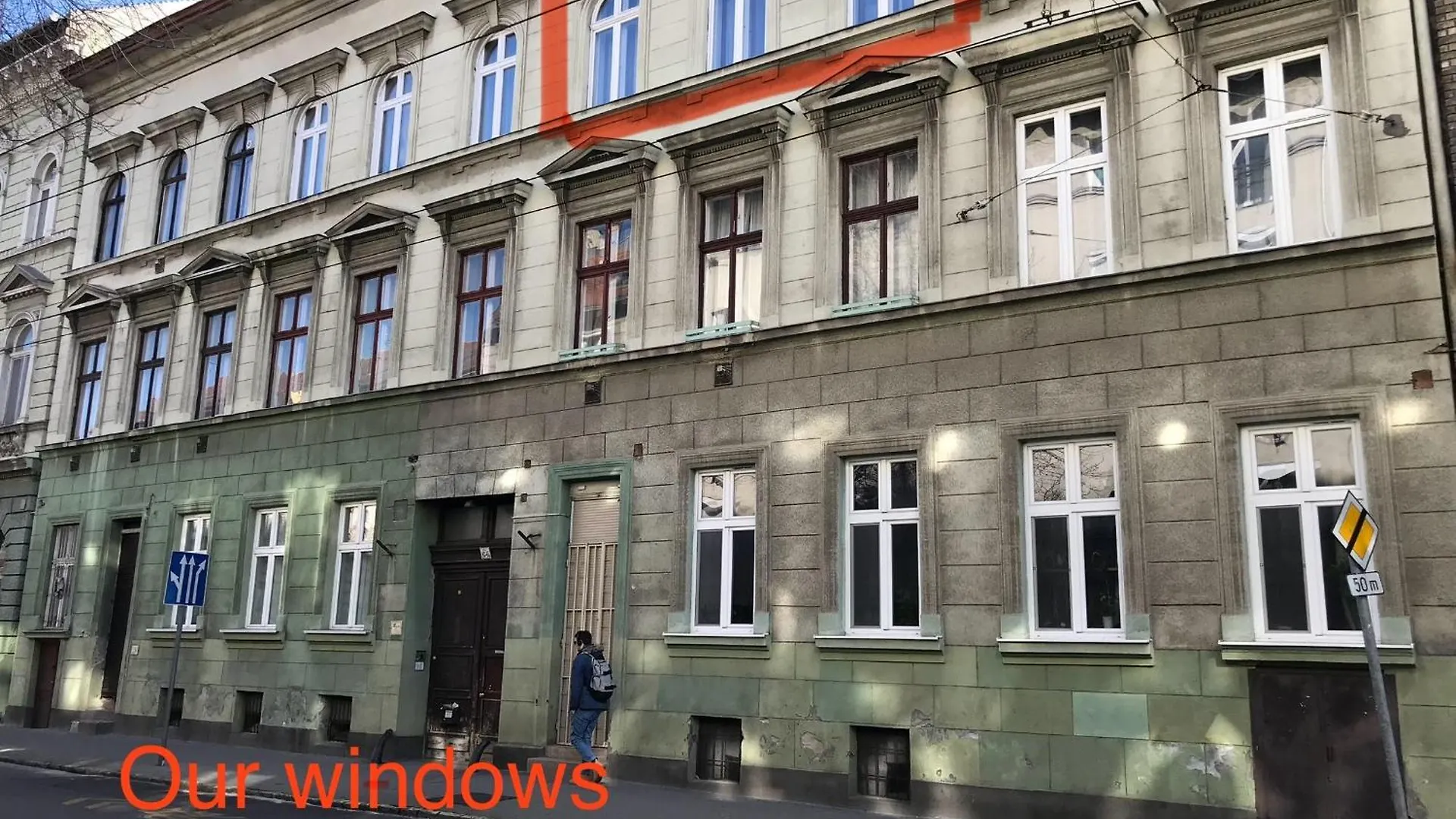 Perfect Location,Newly Decorated Modern, Large Place 60 M2, Really Quiet So You Can Have A Good Night Sleep, Ac, Netflix, Smart Tv, High-Speed Internet, World Famous New York Cafe Only 10 Minutes Walk Budapest