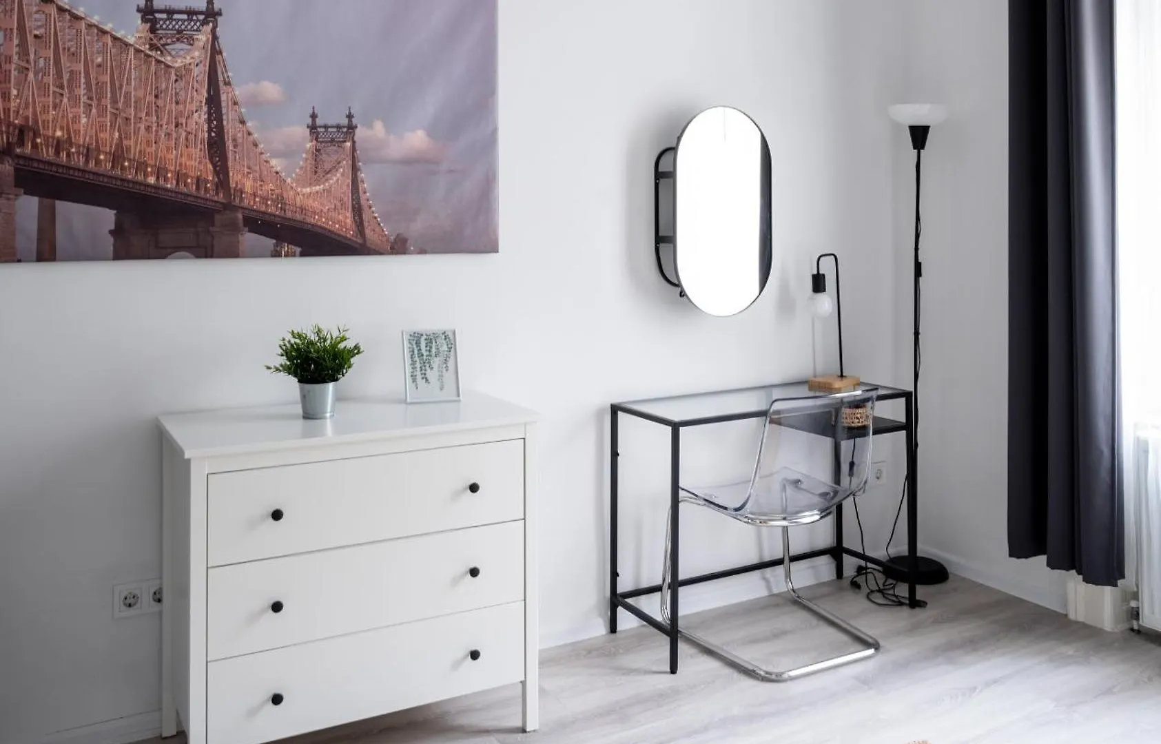 Perfect Location,Newly Decorated Modern, Large Place 60 M2, Really Quiet So You Can Have A Good Night Sleep, Ac, Netflix, Smart Tv, High-Speed Internet, World Famous New York Cafe Only 10 Minutes Walk Budapest 0*,